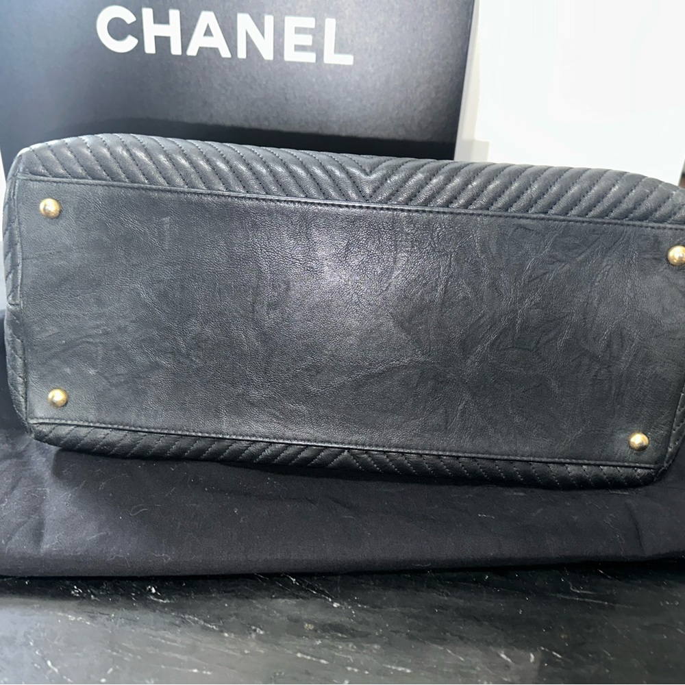 SOLD! CHANEL Wrinkled Lambskin Chevron Quilted Large  Tote Black Gold Hardware - Picture 9 of 16